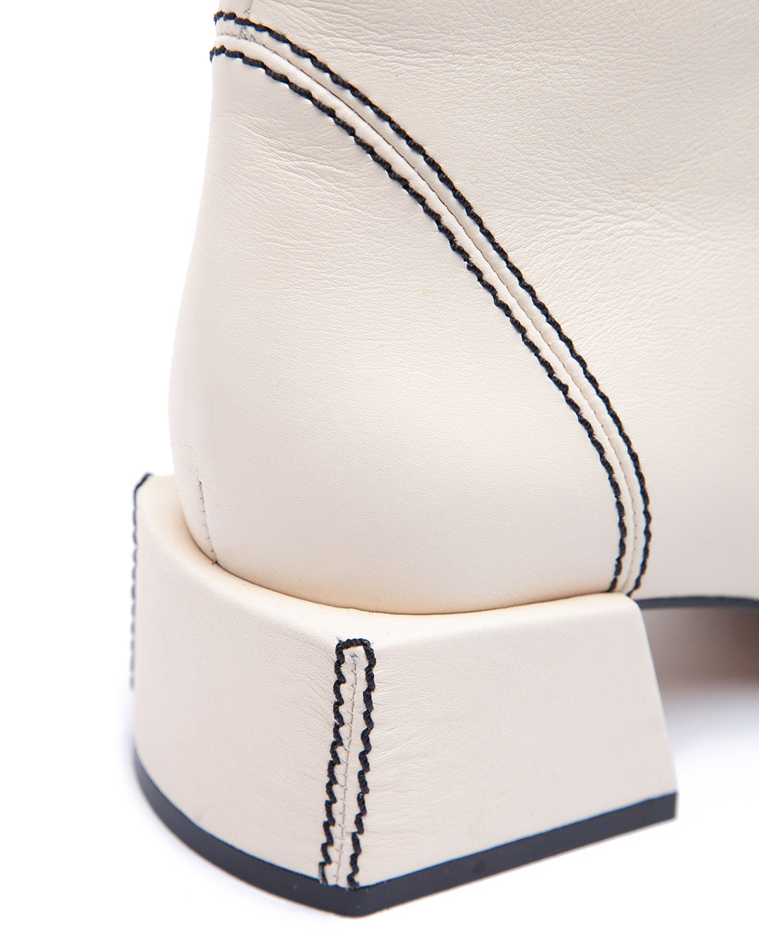 Idealo white black thread
